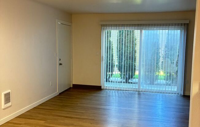 2 beds, 1 bath, 860 sqft, $1,850, Unit I-01