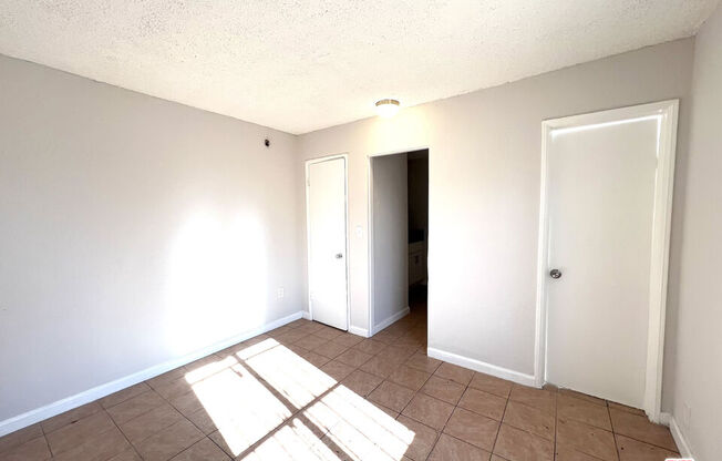 823 E 111 DR