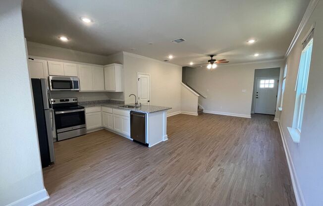 3 beds, 2.5 baths, $1,425, Unit 10214 Lynwood Village Unit 101