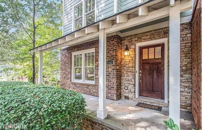 1343 R Oakview Road