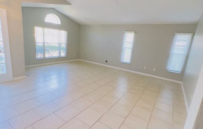 Beautiful 4 bedrooms 2 baths single family home Located In Groveland  FL!