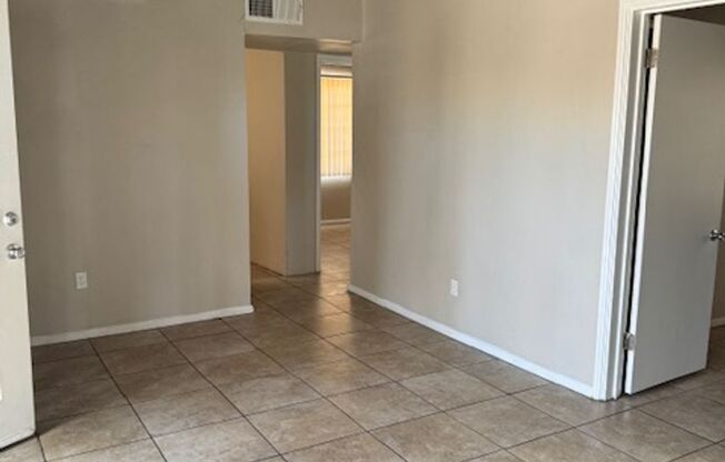 2 beds, 1 bath, 700 sqft, $1,070