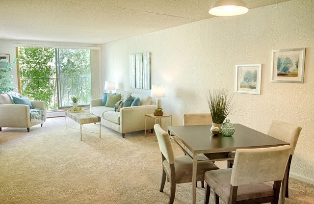 Dining Area at Creek Point Apartments, Hopkins