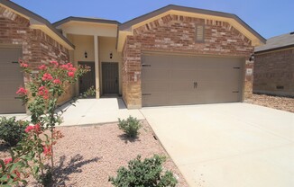 Xeriscape Front Yard / Stained  Concrete Floors - NO Carpet / Fridge / Back Patio w Fan / Fenced in Yard / NBISD *2 weeks free rent off the first full month*