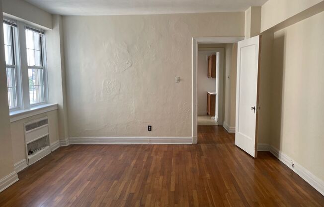 1 bed, 1 bath, 962 sqft, $1,525, Unit New King Edward  805