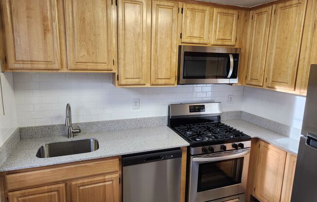 2 beds, 1 bath, 897 sqft, $2,335, Unit E-17