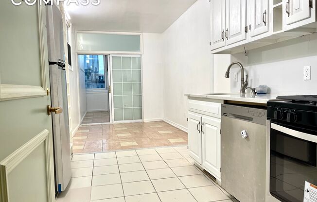 2 beds, 1 bath, $3,100, Unit 4