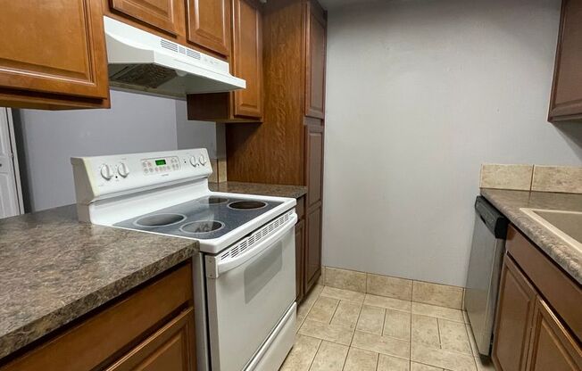 1 MONTH FREE!! 2B/1B Upper Level Condo in Cottonwood Villas - Available NOW!