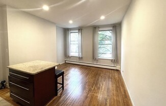 1 bed, 1 bath, 458 sqft, $2,300, Unit U25