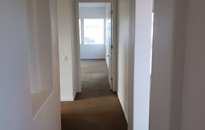 3 beds, 2.5 baths, $3,695, Unit APN 685-200-027-8