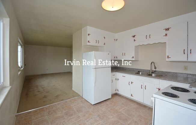 2 beds, 1 bath, 800 sqft, $1,395, Unit 801 South Hutchins Unit A