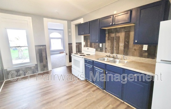 208 THOMPSON ST