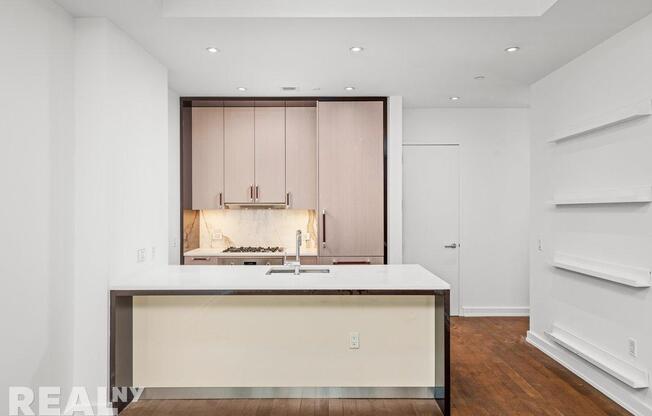 261 W 25 ST