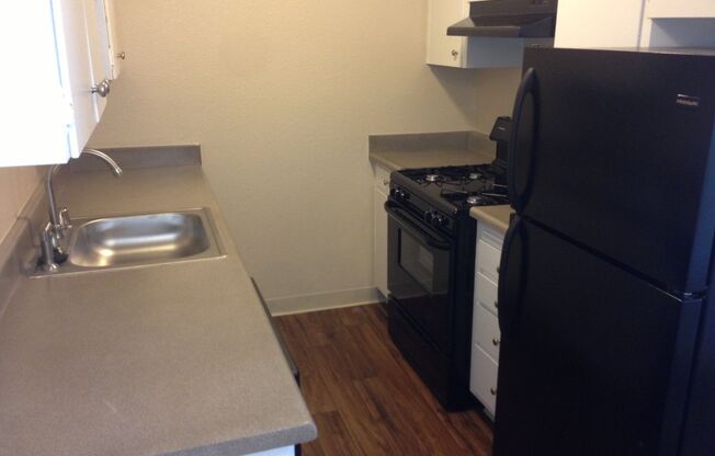 2 beds, 1 bath, 875 sqft, $1,575, Unit 32-37