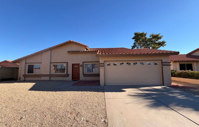 ⭐ Spacious 3-Bedroom 2-Bathroom Chandler Home with Vaulted Ceilings and Large Yard