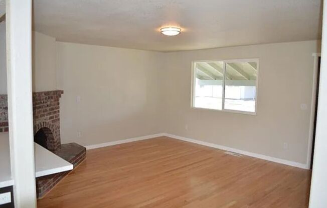 Three bedroom, two bath house less than 5 miles from OIT/Skylakes Medical center