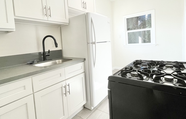 704 W 54 ST