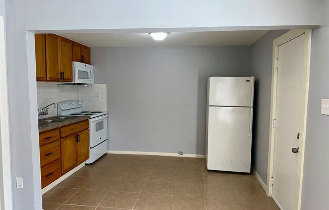 Studio, 1 bath, 400 sqft, $900, Unit #B