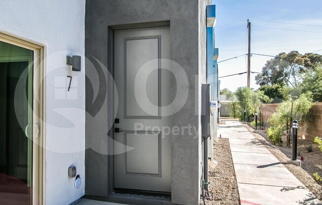 1443 E OSBORN RD