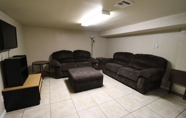 2 beds, 1 bath, $600, Unit 1