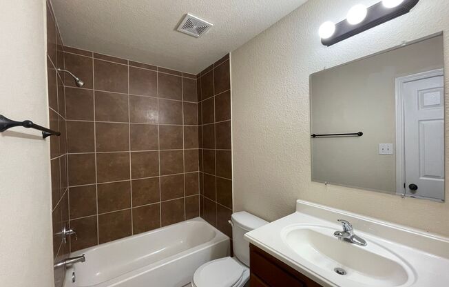 3 beds, 2.5 baths, $1,400, Unit 3