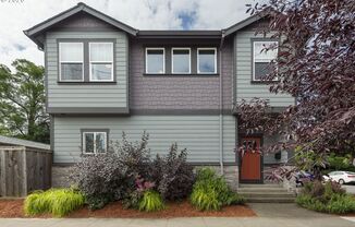 Incredible 2 Bed 1.5 Bath + Den  in N Portland near Peninsula Park! A/C and More!