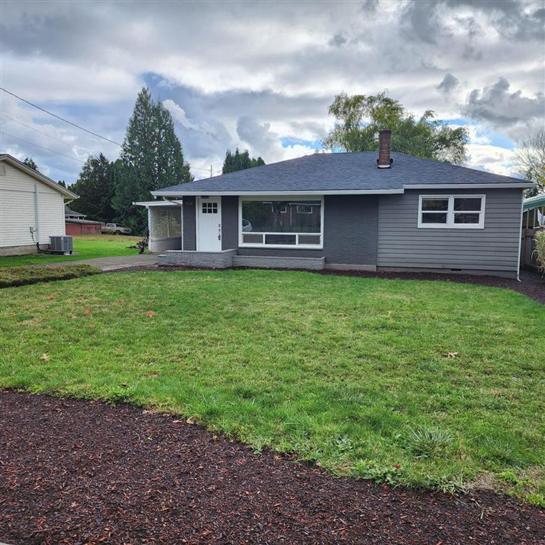 Great 2 Bed 1 Bath Home with Detached Office in Washougal!