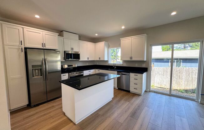 Newly Built 3 Bed, 2.5 Bath Cottage Homes with Free Wifi Internet