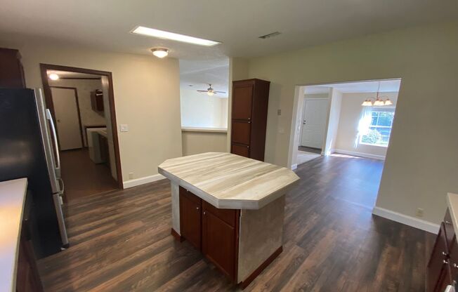 3 beds, 2 baths, $1,775, Unit # OAKLAND HLS