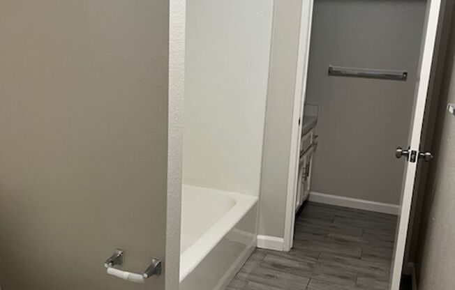2 beds, 2 baths, 975 sqft, $1,675, Unit 817-60