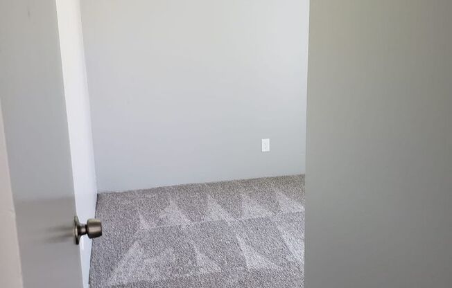 3 beds, 1 bath, 890 sqft, $1,675, Unit 505 H1