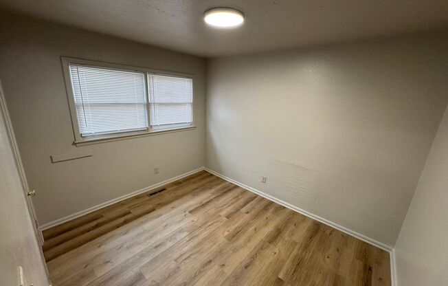 $950 - 3 bed 1 bath - Single Family Home