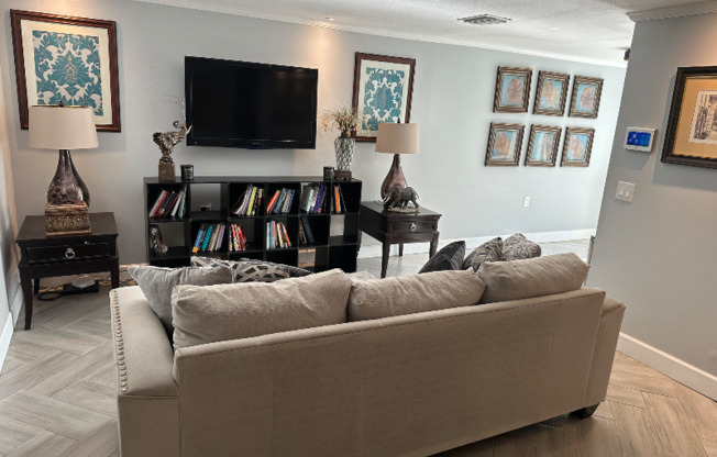 9208 N 28 ST