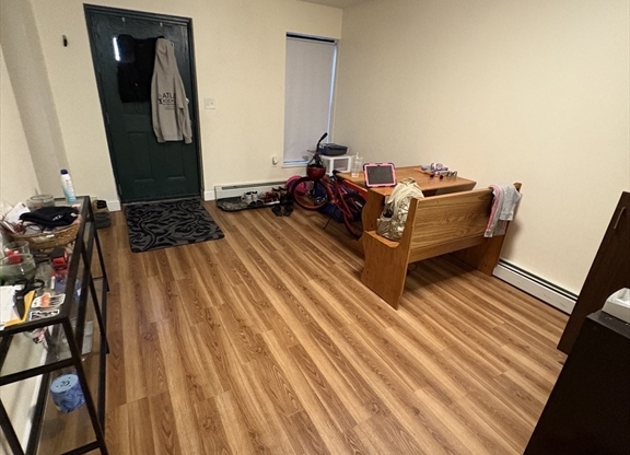 3 beds, 1 bath, $4,500, Unit 4