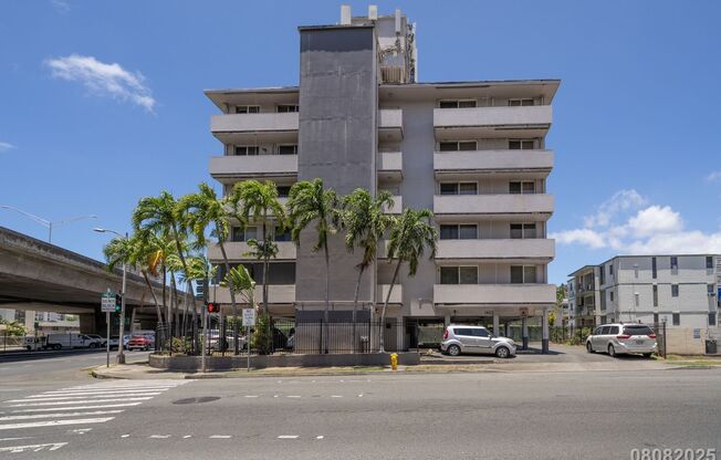 2 bd, 1 ba, 1 assigned parking Condo in 1402 Piikoi St #202
