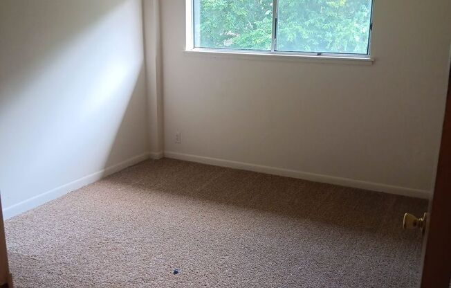 2 beds, 1 bath, 925 sqft, $1,085, Unit X07