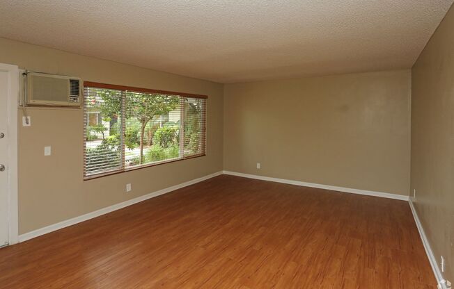 2 beds, 1 bath, 894 sqft, $2,403, Unit J5