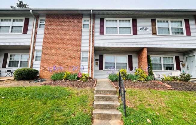 Charming 2 bedroom, 2.5 bathroom townhome in Greensboro w/2 master-suites/community pool