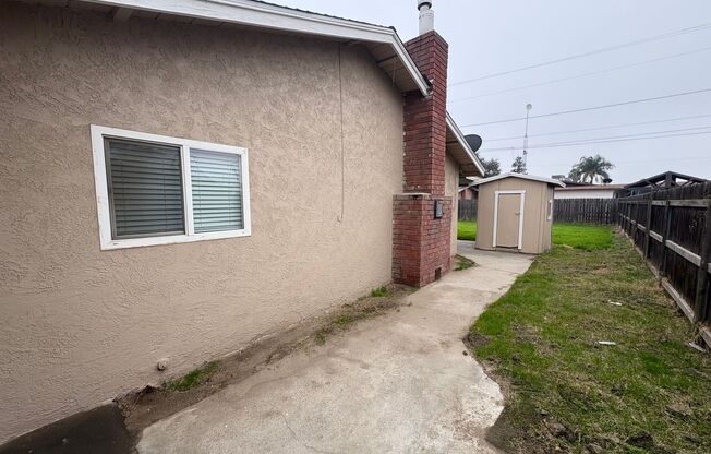 Spacious SE Tulare Home Near Shopping Centers Rent Ready!