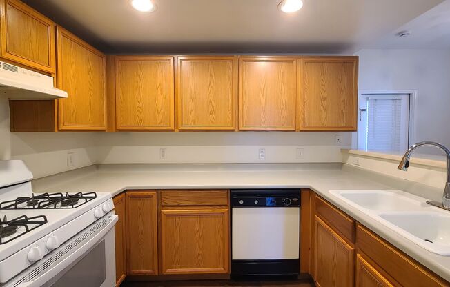 2 beds, 2 baths, $1,300, Unit # 180