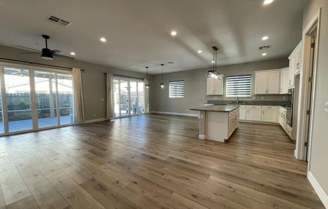 Absolutely Stunning 4/5 Bedroom In The Heart of Elk Grove
