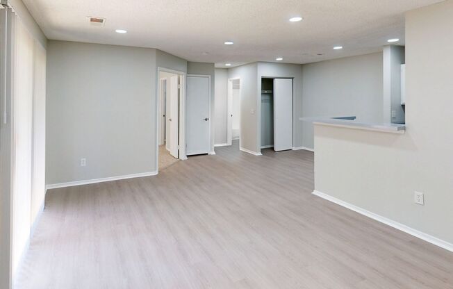 1 bed, 1 bath, 707 sqft, $1,100, Unit I14