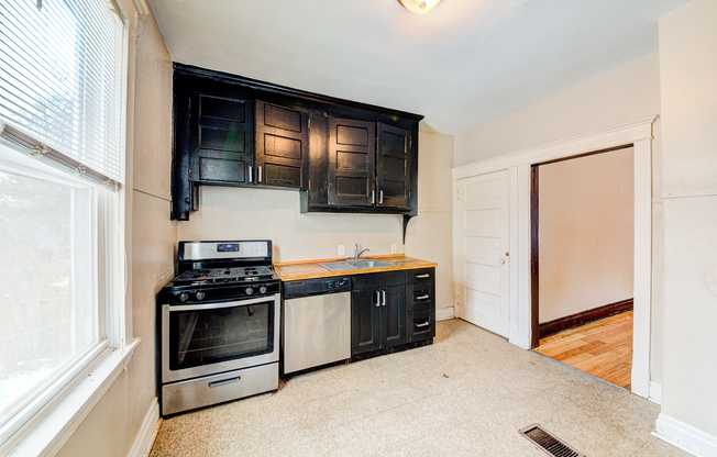 3 beds, 1 bath, $1,575, Unit South Side Slopes