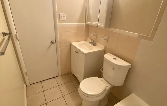 2 beds, 1 bath, 900 sqft, $1,450, Unit B211