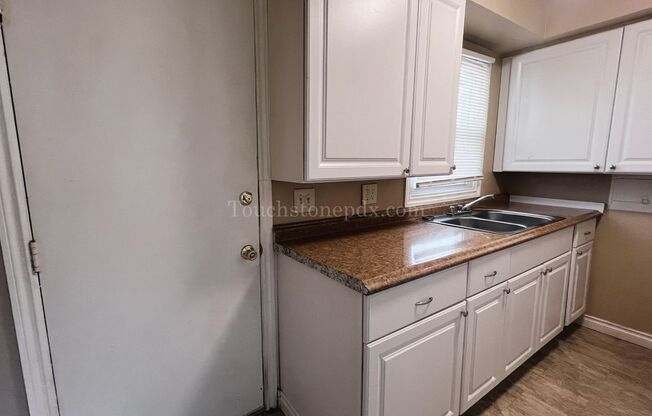 2 beds, 1 bath, $1,295