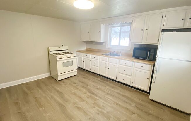 3 beds, 1 bath, $975, Unit Unit 2