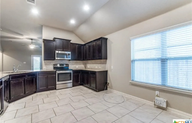 1911 JAMIE LN