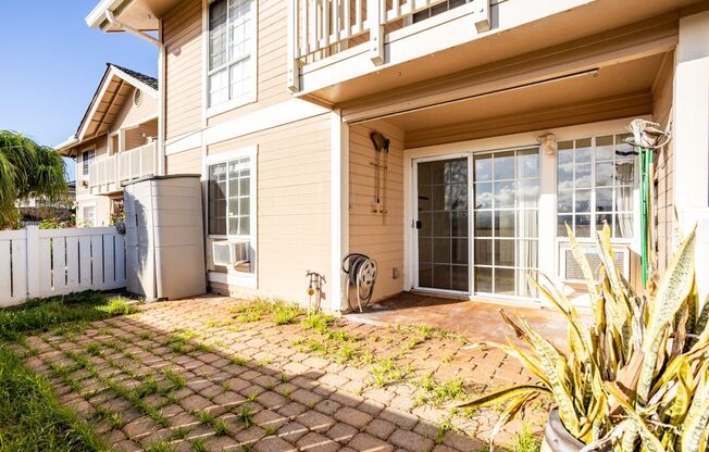 2BR 2BA Townhouse in Waipio with PARKING!