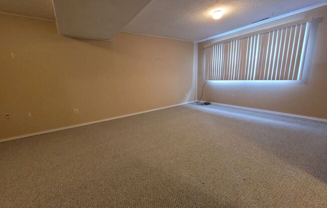 Marion 3 bedroom 1 bath additional family room, new carpet & Appliances, 1 stall garage, fenced yard!