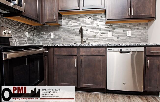 2 beds, 1 bath, $995, Unit 4001 Holdrege St. #16